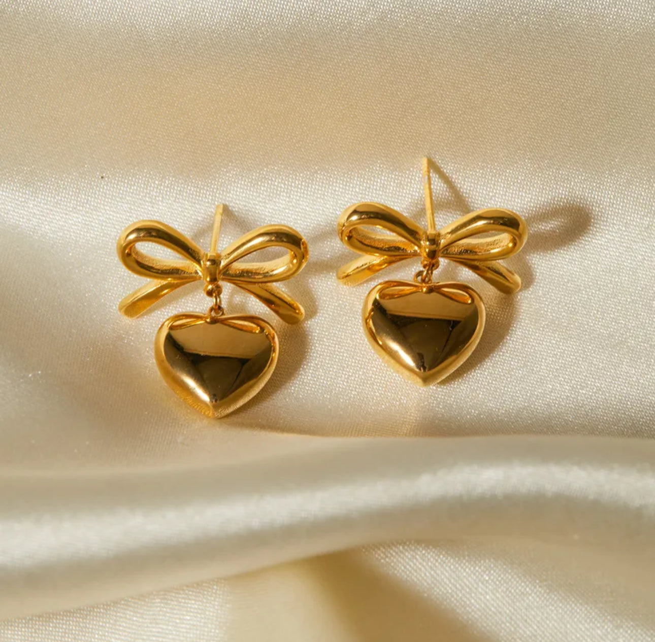 Arete con detalle de moña