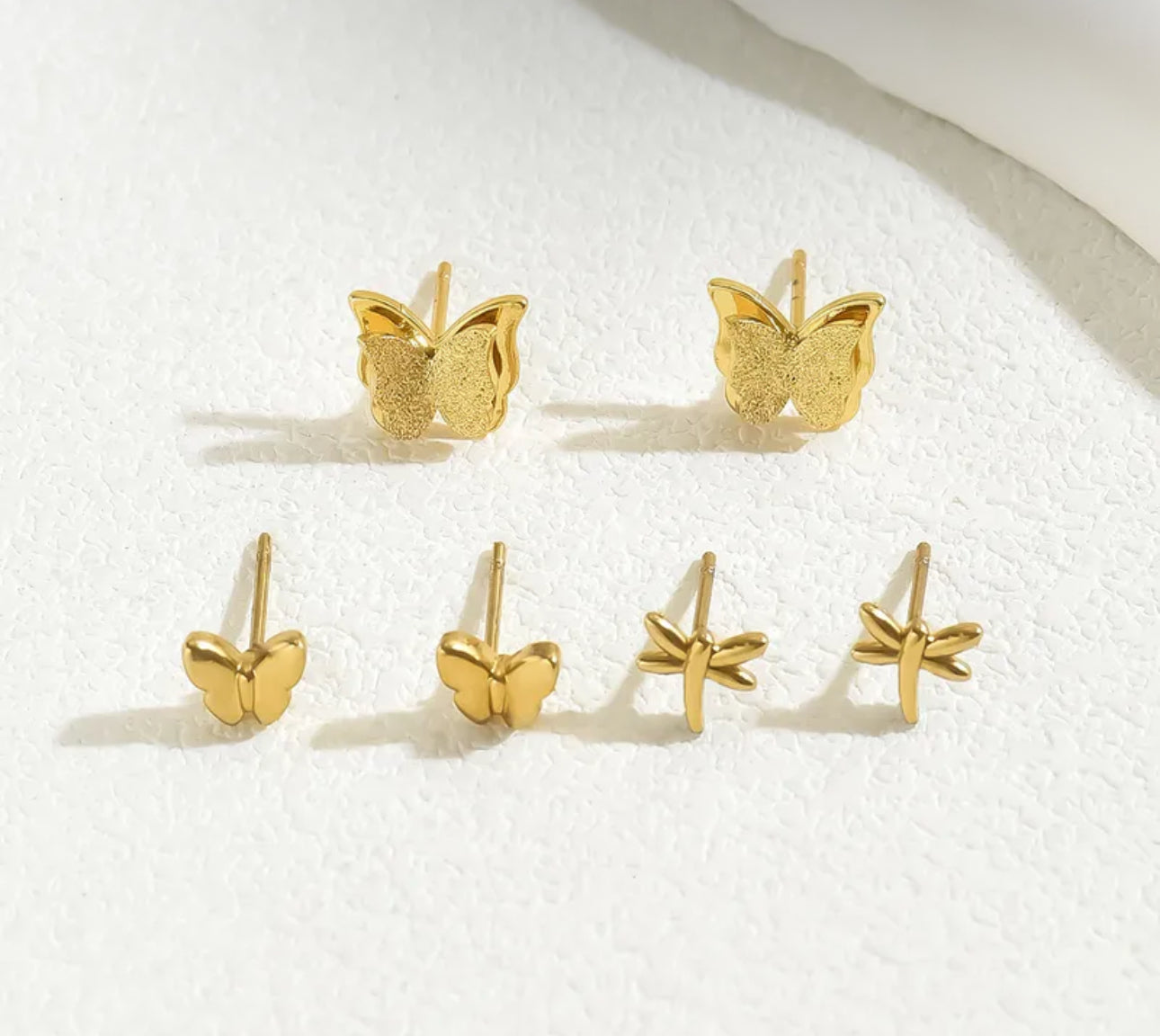 Juego de aretes con baño de oro