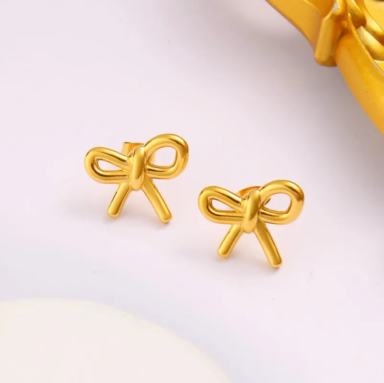 Aretes de moño con baño de oro