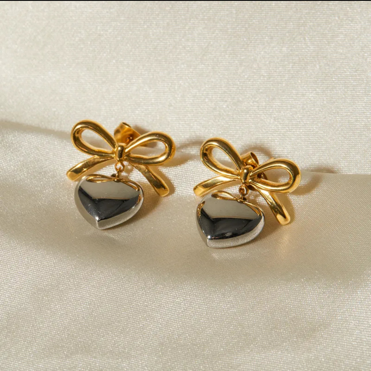 Aretes con detalle de moña