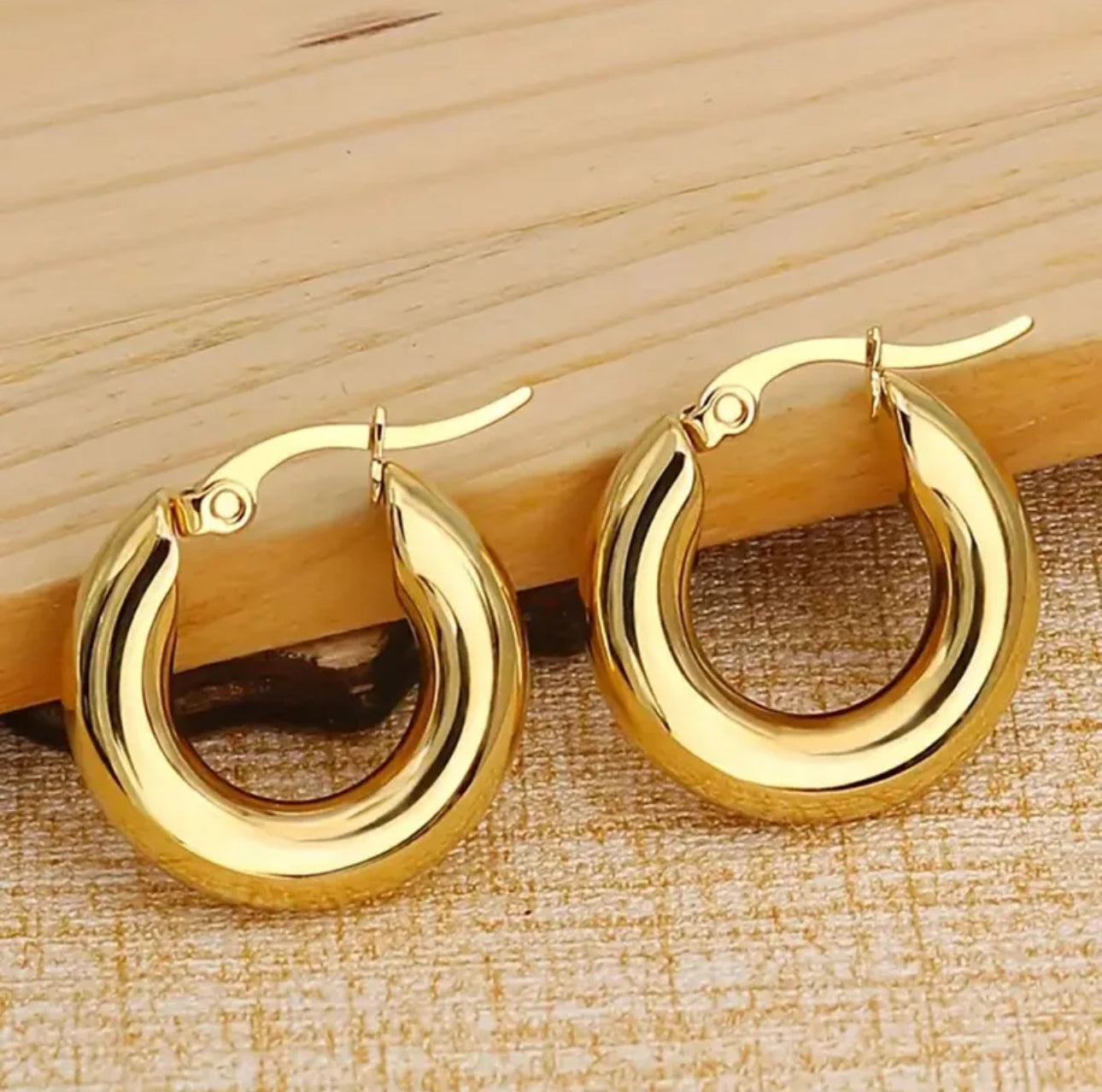 Aretes de acero inoxidable bañado en oro