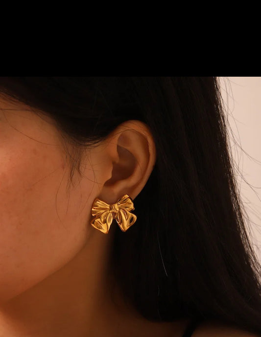 Aretes de moño con baño de oro