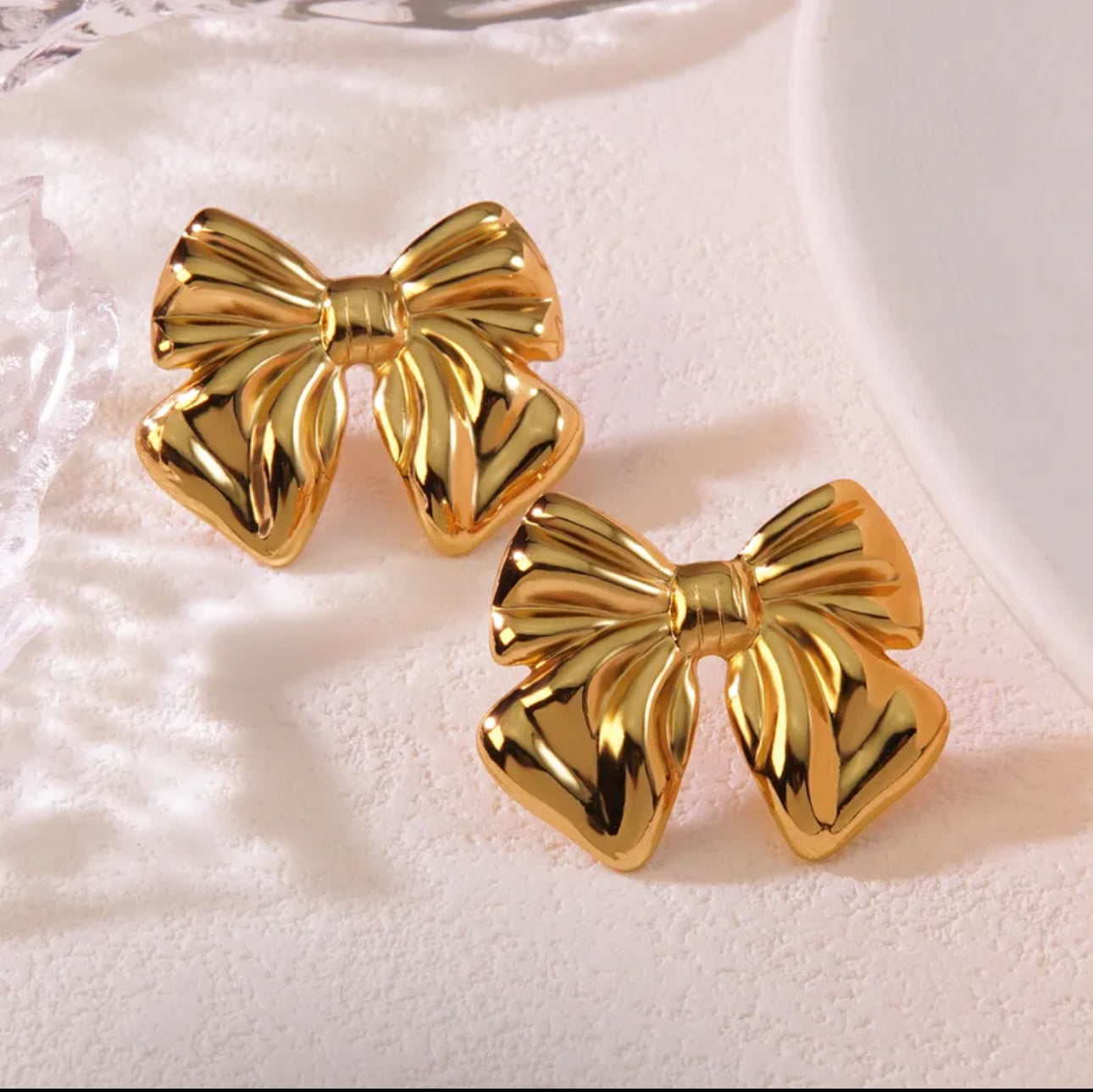 Aretes de moño con baño de oro