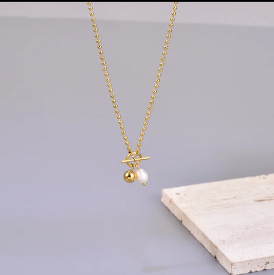 Collar de acero inoxidable con baño de oro