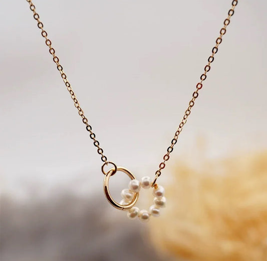 Collar con detalle de perlas