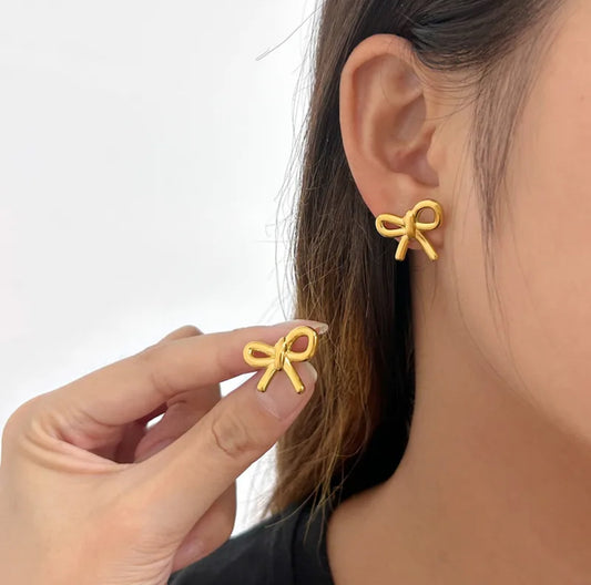 Aretes de moño con baño de oro