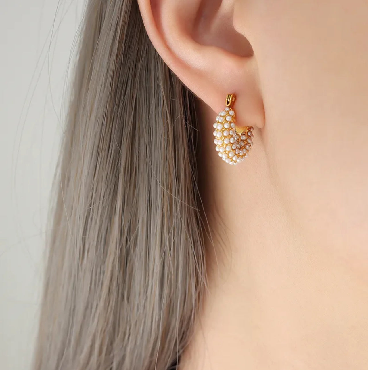 arete con detalle de perla