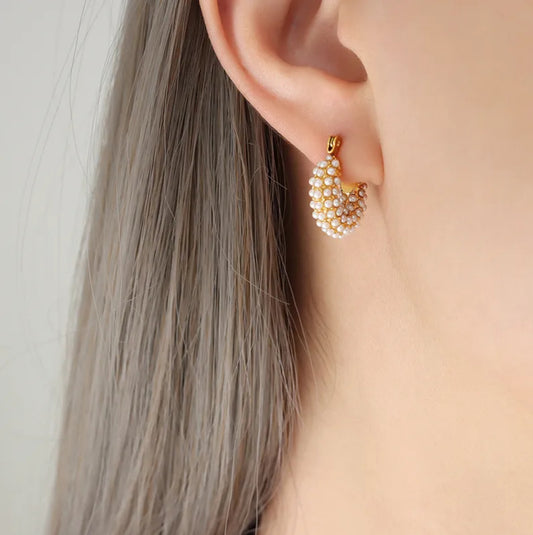 arete con detalle de perla