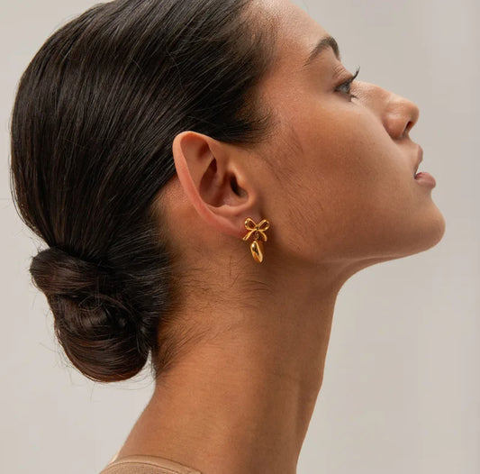 Arete con detalle de moña